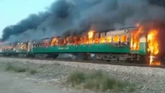 पाकिस्तानी रेलमा भएको आगलागीमा परी मृत्यु हुनेको संख्या ७३ पुग्यो (अपडेट)