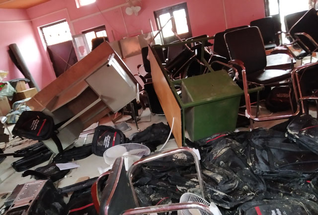 शिक्षक सरुवाको विरोधमा नगरपालिका र प्रहरी कार्यालयमाथि आक्रमण