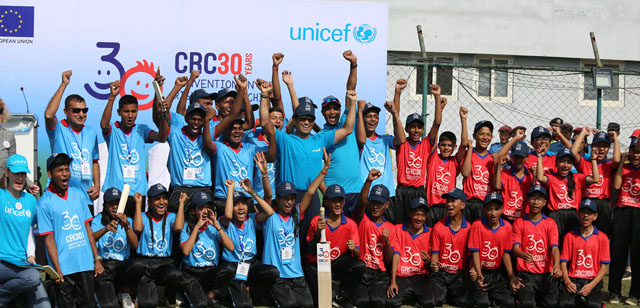 नेपाली बालबालिकासँग क्रिकेटमा रमाएका सचिन तेन्दुलकर (तस्वीरहरु) 