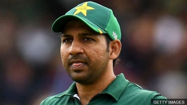 पाकिस्तानी क्रिकेट कप्तान सरफराज अहमद कप्तानीबाट मुक्त, टीममा पनि राखिएन