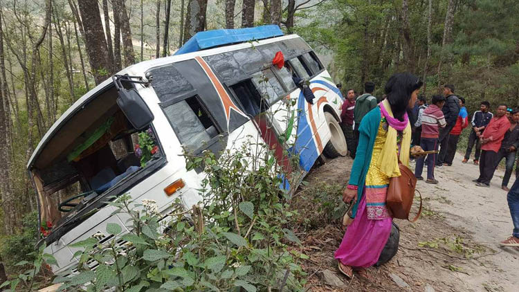 काठमाडौंबाट जिरी जाँदै गरेको बस दोलखमा दुर्घटना, १७ घाइते 