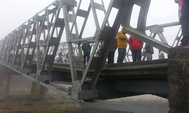 नवलपरासीमा राजमार्ग अवरुद्ध, पुल भाँचियो