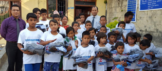 अनाथ बालबालिकालाई हिमालयन बैङ्कको सहयोग 