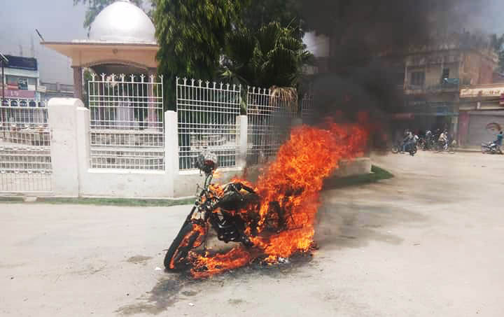 राजविराजमा राजपा कार्यकर्ताले मोटरसाइकल जलाए