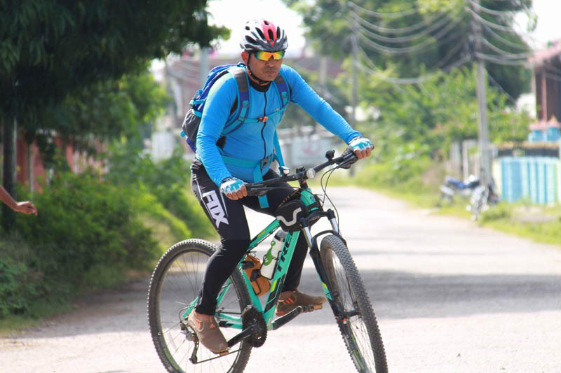 एकताको सन्देश फैलाउन रेशमको साइकल यात्रा