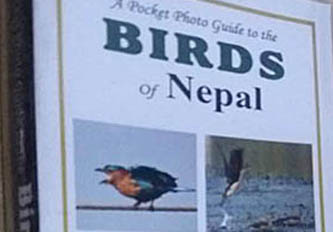 चरा चिनाउने गोजी पुस्तक: ‘अ पकेट फोटो गाइड टु द बर्ड्स अफ नेपाल’ 