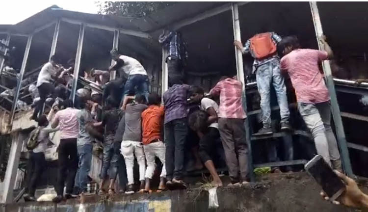 मुम्बई रेलवे स्टेशनमा भागाभाग हुँदा कम्तिमा २७ को मृत्यु