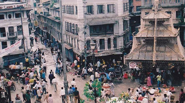 काठमाडौंका भित्री सडकमा इँटा र ढुंगा