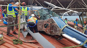 ग्राण्डी अस्पतालको छतमा दुर्घटनाग्रस्त हेलिकप्टर अर्को हेलिकप्टरबाट तल झारियो (भिडियोसहित)