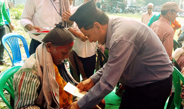 १०२ वर्षीय रामबहादुर दनुवार र ११० वर्षीय महेश्वरा अधिकारी सम्मानित