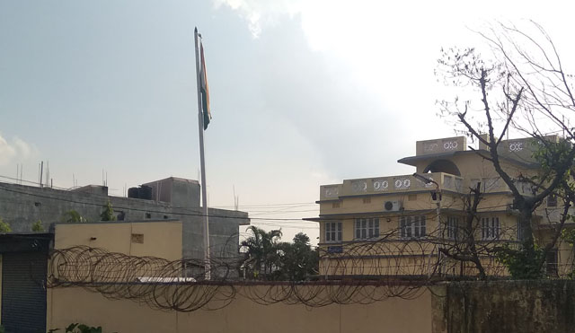 बन्द भएको भारतीय दूतावासको सम्पर्क कार्यालयबाट झण्डा अझै हटेन 