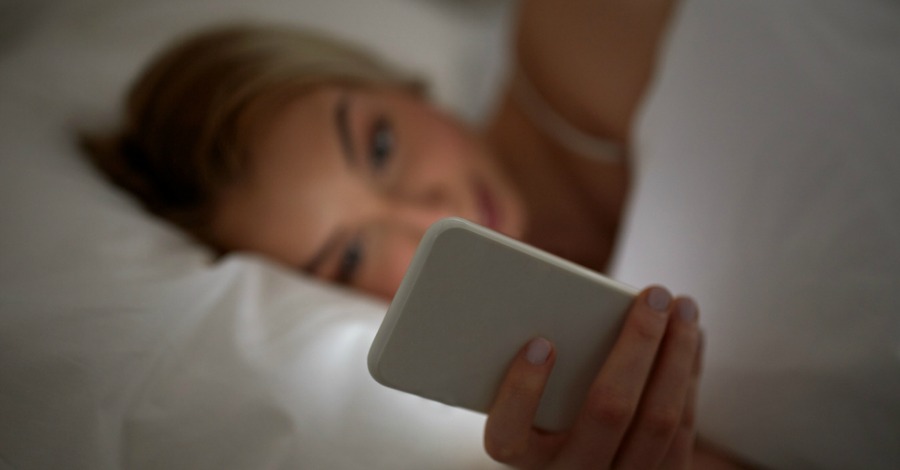 बिहान उठ्ने बित्तिकै मोबाइल चलाउनु घातक : अध्ययन