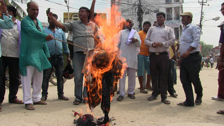 जनकपुरमा राजपाले कांग्रेसको झण्डा र ब्यानर जलायो