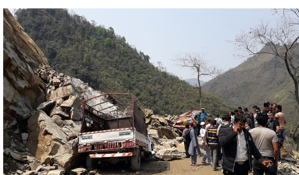 मुग्लिन–नारायणगढ सडकमा माटोको ढिस्को खसेर गाडी पुरिदा एकको मृत्यु