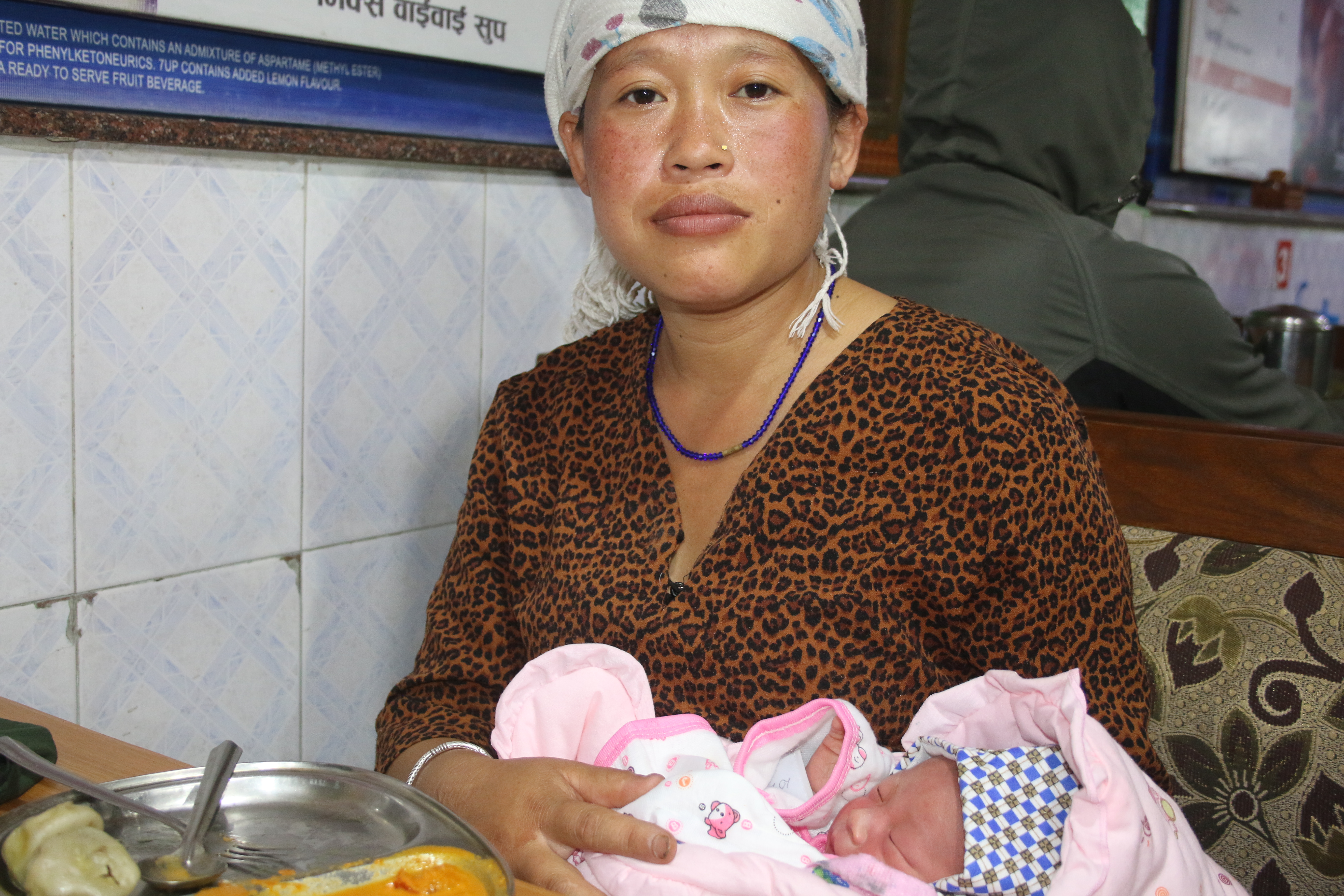 साेलुखुम्बुबाट उद्धार गरिएकी पुष्पकला राई छाेरासहित प्रसुति गृहमा।