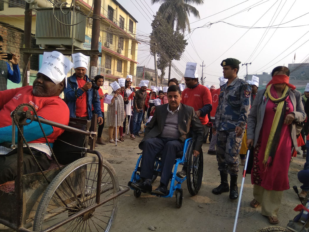 अपाङ्गताको अनुभूति गराउन मन्त्रीलाई 'ह्वीलचियर'