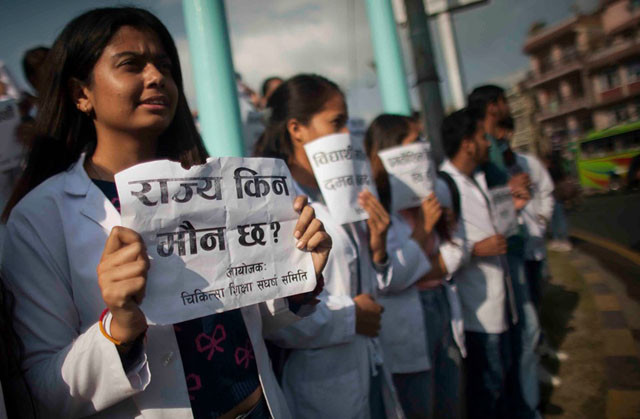 आन्दोलनरत विद्यार्थीद्वारा परीक्षा बहिष्कार, सीएमसीमा प्रवेशपत्र जलाइयो