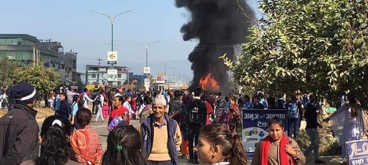 प्रहरीको गोली लागेका विद्यार्थीलाई काठमाडौं ल्याइदै