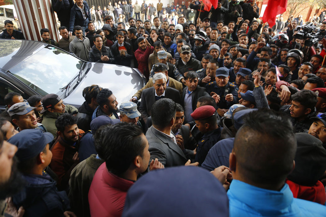 कांग्रेसमा नेतृत्व हत्याउने होड
