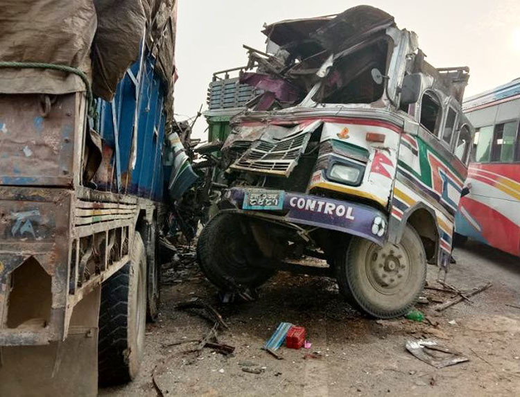 तीनवटा ट्रक ठोकिंदा तीनको मृत्यु