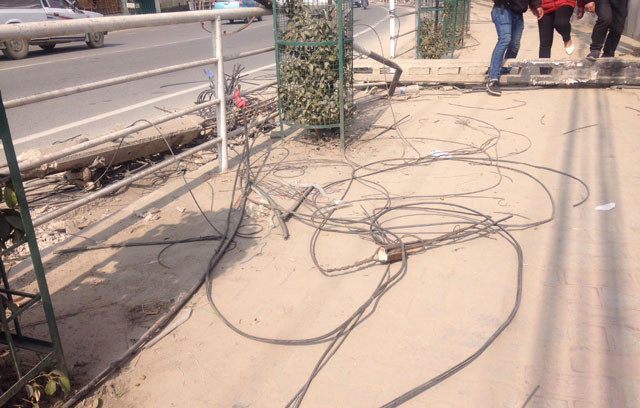 व्यस्त सडकमा एकहप्तासम्म बिजुलीका खम्बा र तारहरू उठाइएन