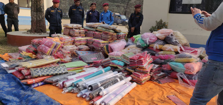 भन्सार छली गरेर ल्याउँदै गरेका ठूलाे परिमाणमा कपडा बरामद