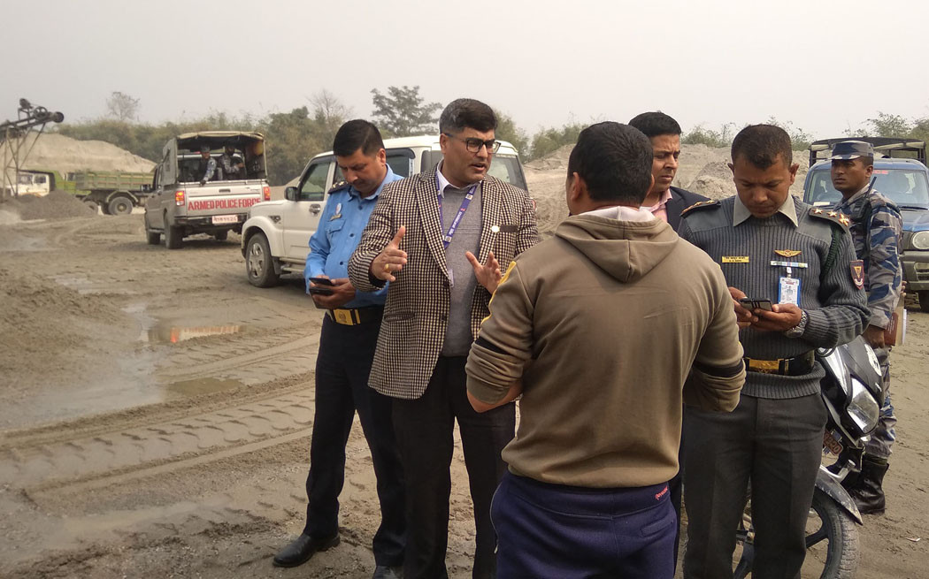 क्रसरको अबैध उत्खनन् जारी