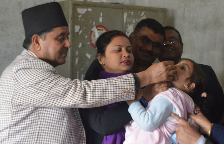 प्रदेश १ मा खोप अभियान शुरु, मन्त्रीले खुवाए पोलियो थोपा