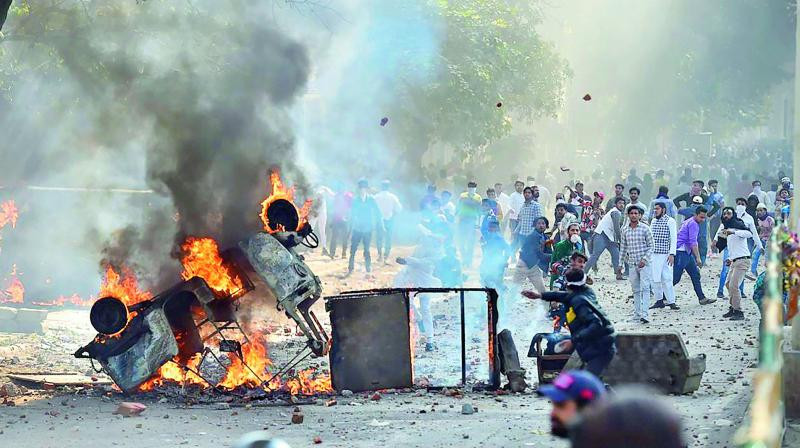 हिंसात्मक बन्दै दिल्लीको आन्दोलन : ७ जनाको मृत्यु, सयौं घाइते