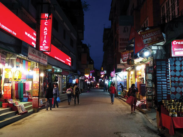 बन्दाबन्दीमा जबरजस्ती पसल नखोल्न आग्रह