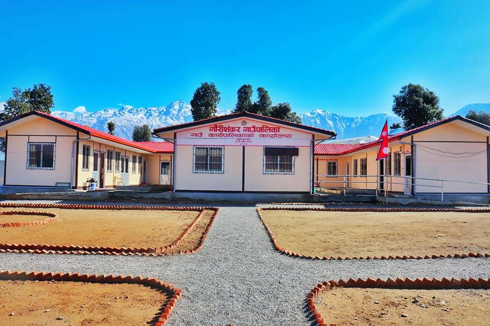 परीक्षा केन्द्र पुगेका परीक्षार्थीलाई गाउँपालिकाले घर पुर्याइदियो
