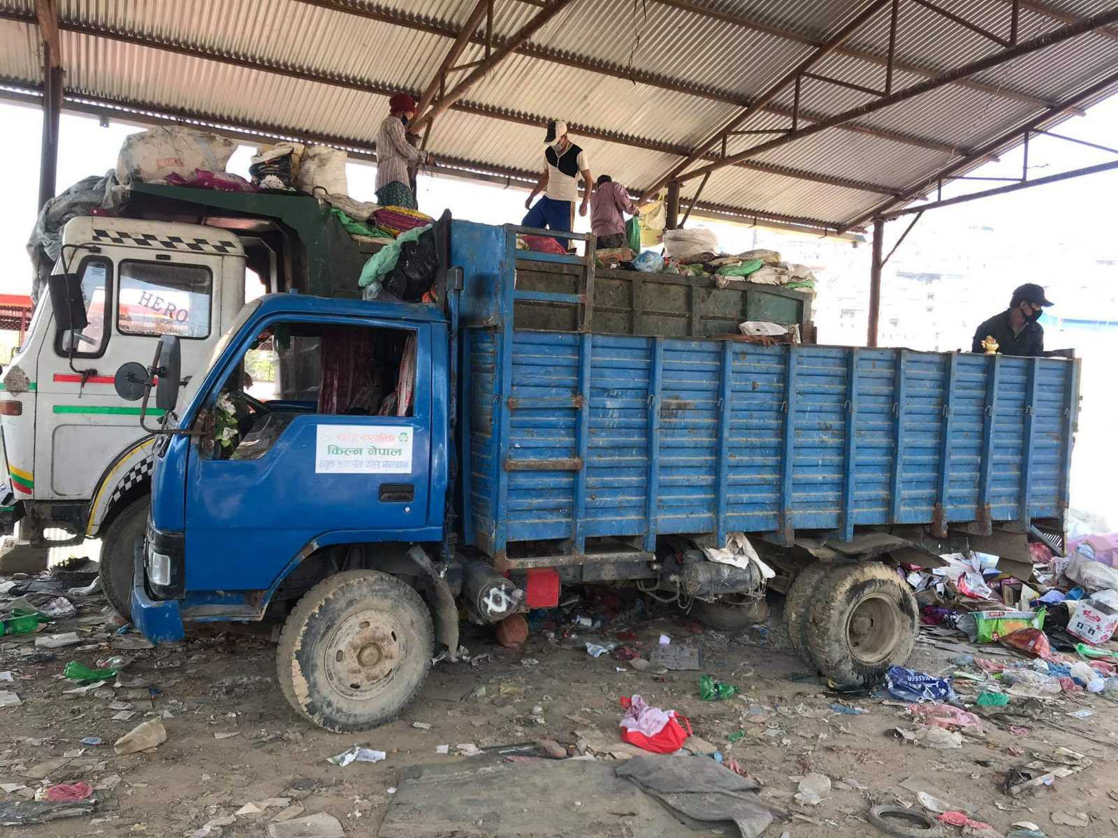 महामारीको वेला सुरक्षा सामग्रीबिनै काममा छन् सफाइ मजदुर