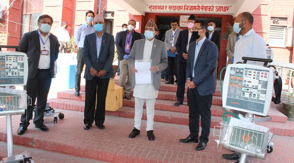 निक साइमन इन्स्टिच्युटद्धारा १० वटा पोर्टेबल भेन्टिलेटर र एक हजार थान पीपीई हस्तान्तरण