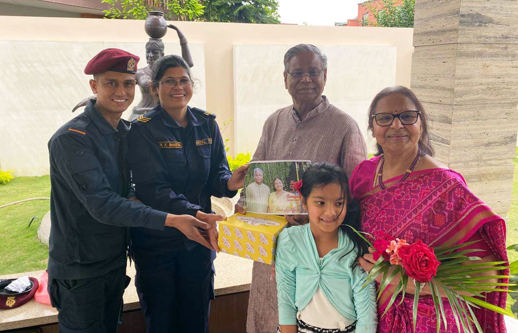 जब प्रहरी बन्दाबन्दीमा केक लिएर वृद्ध दम्पतीलाई शुभकामना दिन पुग्यो