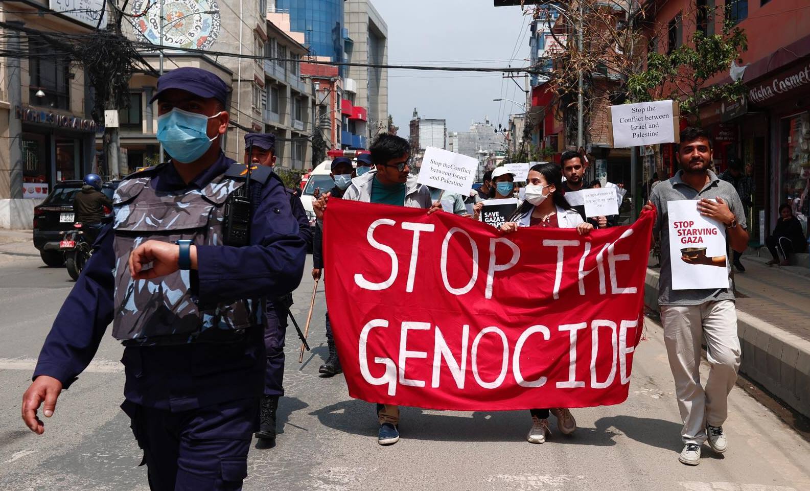 गाजामा भइरहेको आक्रमणको विरोधमा काठमाडौंमा इजरायली दूतावास अगाडि प्रदर्शन (तस्वीरहरू)