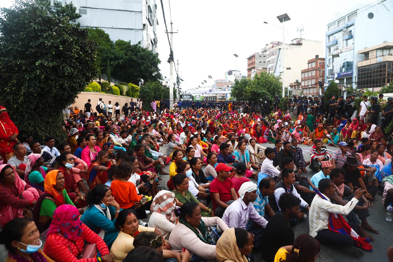 लघुवित्त खारेजीको माग गर्दै प्रदर्शन (तस्वीरहरू)