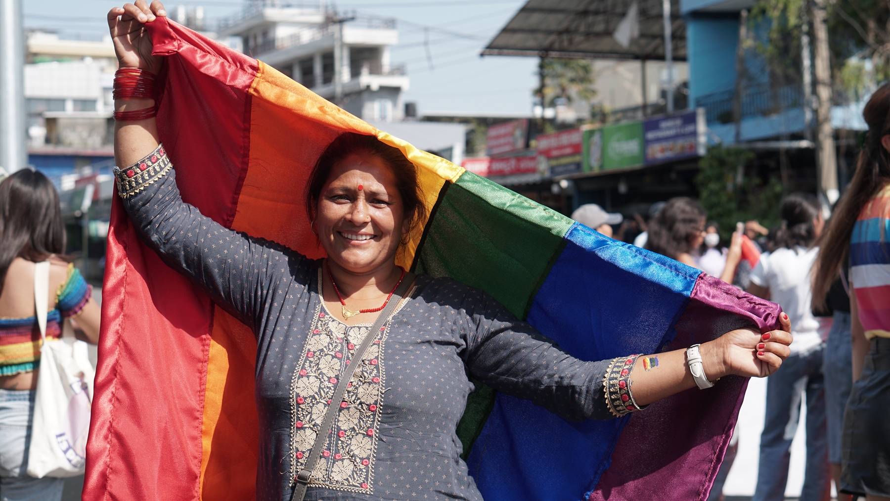 समलिंगी छोरालाई साथ दिन ‘प्राइड परेड’मा आमा