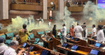 भारतीय संसद् छिरेका युवाले धूवाँ छोडे