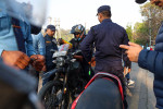 काठमाडौं प्रहरीको आकस्मिक चेकिङ : ट्राफिक नियम उल्लंघनदेखि लागूऔषधसम्ममा कारबाही