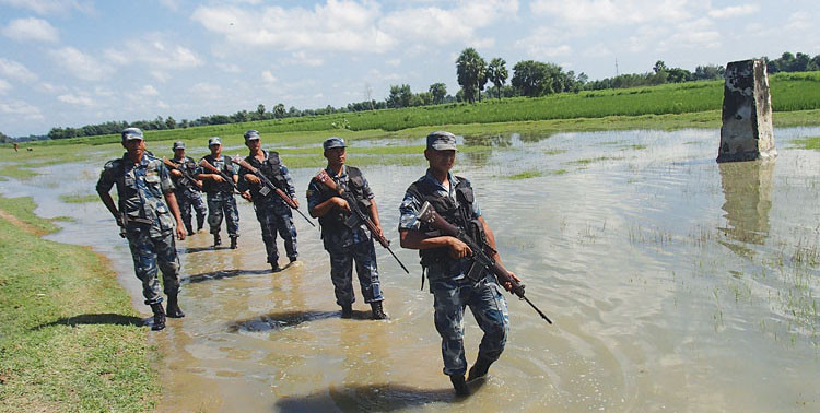 सशस्त्र प्रहरी चौबीसै घन्टा सीमा गस्तीमा