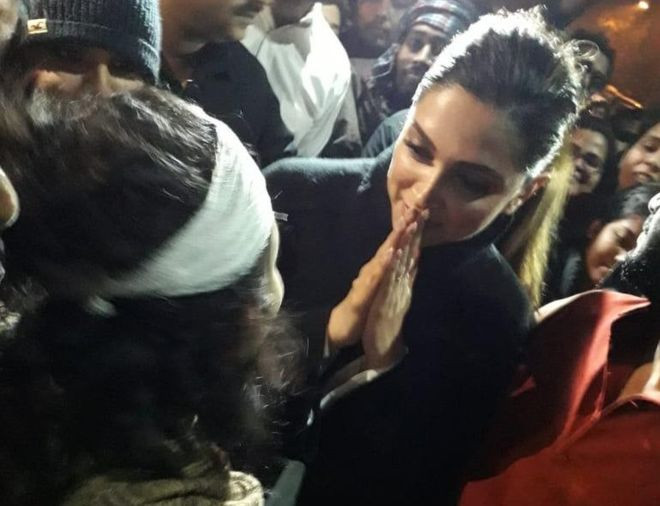 जेएनयू पुगिन् दीपिका पादुकोण, भाजपाका नेताद्वारा उनको फिल्म बहिष्कारकाे आह्वान