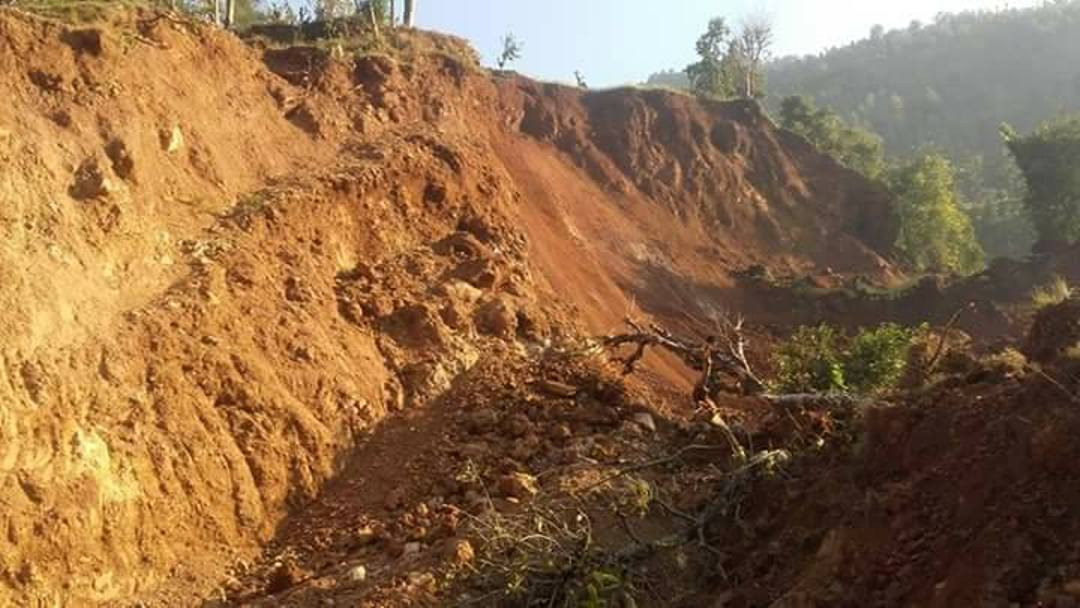 पहिरोले घर पुरिंदा अछाममा एकै परिवारका तीन जनाको मृत्यु