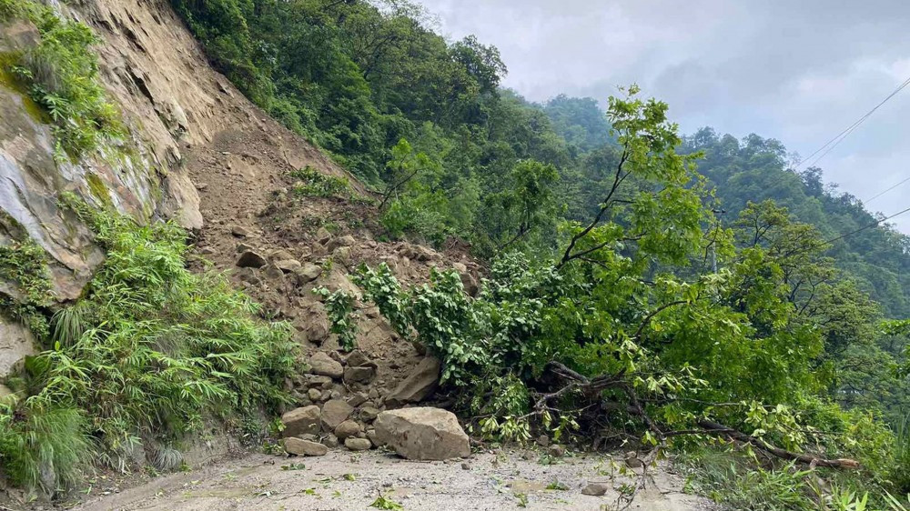 पहिरोले सात ठाउँमा राजमार्ग अवरुद्ध, २१ ठाउँमा एकतर्फी सञ्चालन
