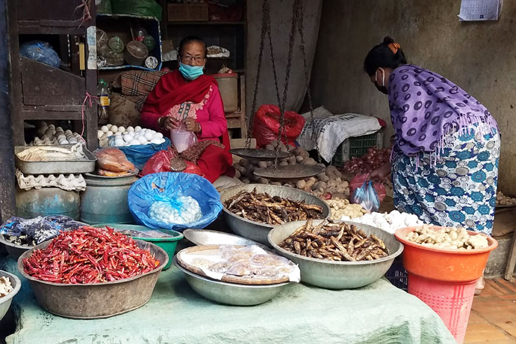 ६० वर्ष नाघेका महिलाहरूको व्यवसाय– ‘धौगः बजा’ अर्थात् सस्तो बजार