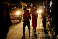 महामारी र भोक छल्न रातारात शहर छाड्ने हतारो (तस्वीरहरू)