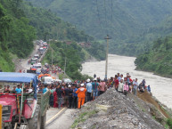 त्रिशूलीमा खस्यो इँटा बोकेको ट्रक