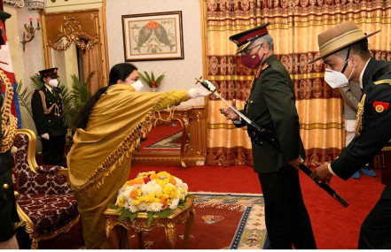राष्ट्रपतिले दिइन् भारतीय सेनाप्रमुखलाई नेपाली सेनाको मानार्थ महारथीको दर्ज्यानी