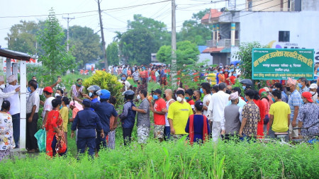 मल किन्न बिहान ४ बजेदेखि नै लाइन बस्छन् किसान