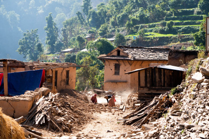 सरकार नपुगेपछि भत्किएका घरको धूलो टकटक्याउँदै भूकम्पपीडित