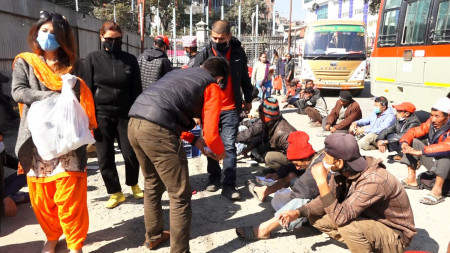 महानगरले रोकेपनि खुलामञ्चमा खाना खुवाइयो